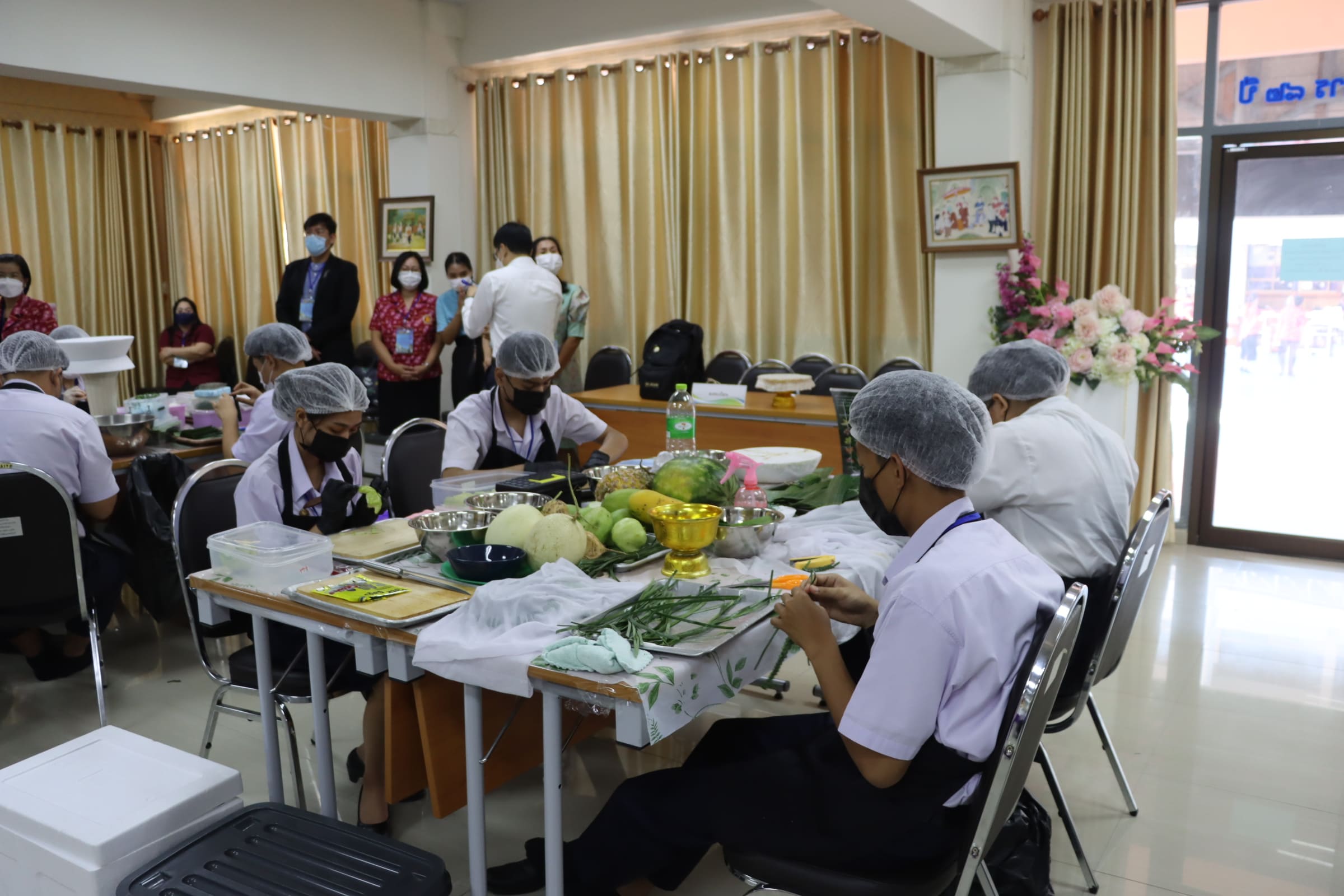 ทักษะการประดิษฐ์ภาชนะใบตองและแกะสลักผลไม้พร้อมรับประทาน  ระดับ  ปวช.